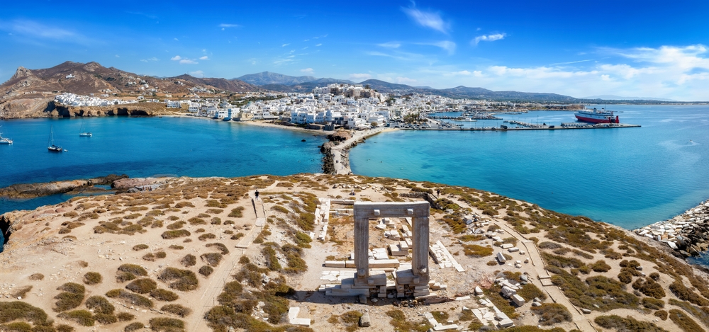 Vista aérea de Portara en Naxos con la ciudad y el puerto al fondo