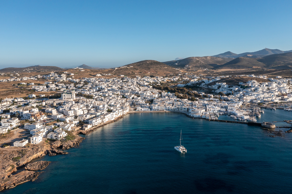 Vista aérea de Naoussa y su puerto en Paros