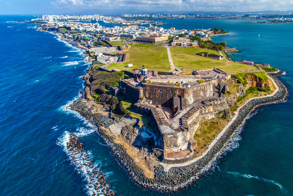 Vista aérea del fuerte de El Morro a la entrada de la bahía de San Juan en Puerto Rico