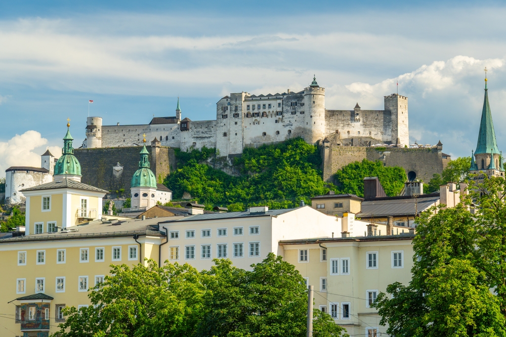 El casco antiguo de Salzburgo con la fortaleza de Hohensalzburg y el Salzach