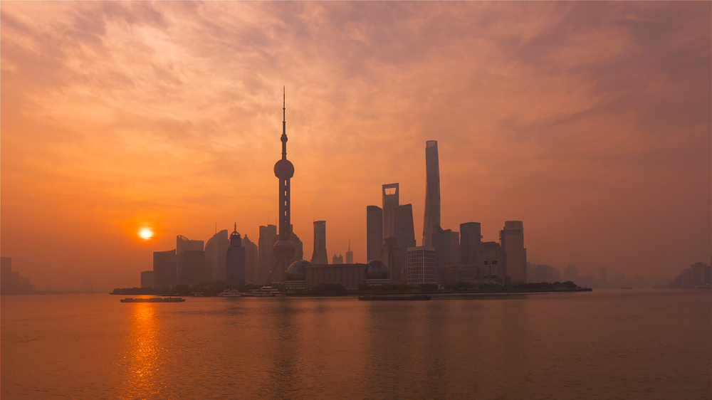 El perfil urbano de Lujiazui visto desde el Bund de Shanghái al atardecer