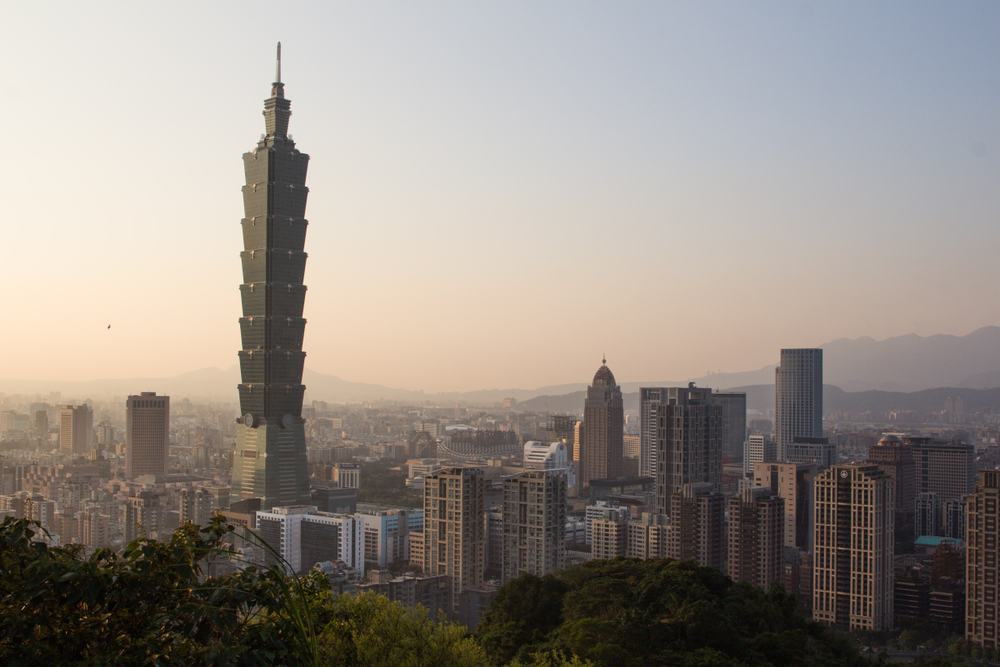 El Taipei 101 y el perfil urbano de Taipéi al atardecer vistos desde la Montaña del Elefante