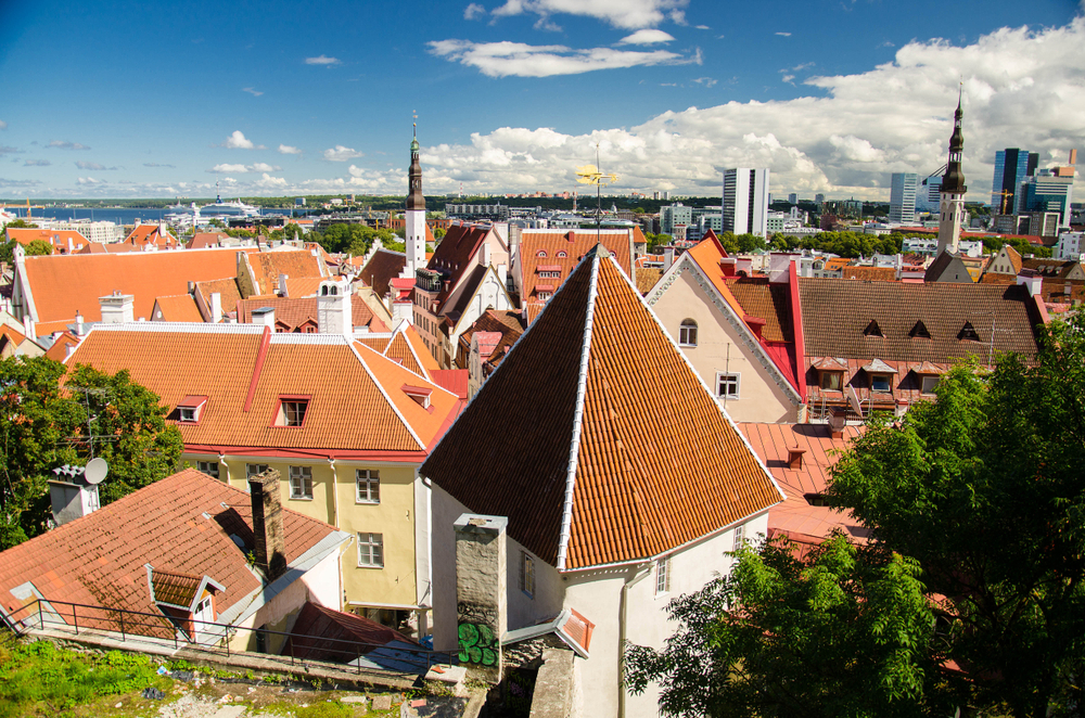 Vista de los tejados rojos y las torres de las iglesias del casco antiguo de Tallin desde Kohtuotsa