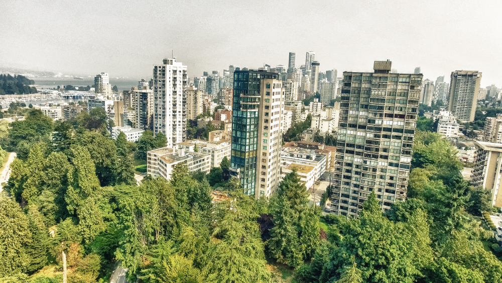 Vista aérea del perfil urbano de Vancouver sobre Stanley Park