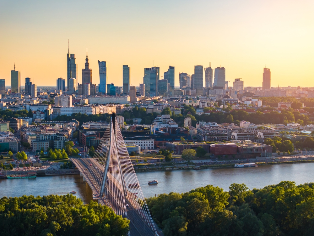 El perfil urbano de Varsovia al atardecer, visto desde la otra orilla del Vístula