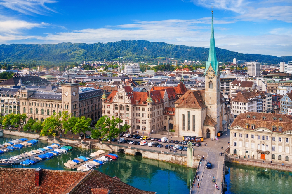 El centro histórico de Zúrich junto al río Limmat en un día soleado
