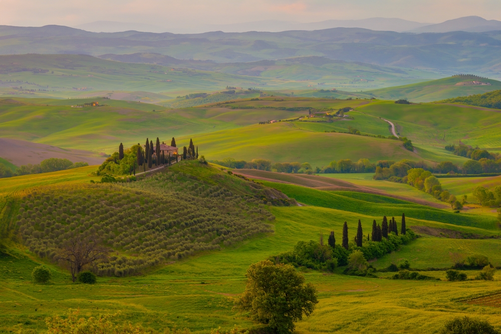 Colinas verdes y onduladas en la Toscana