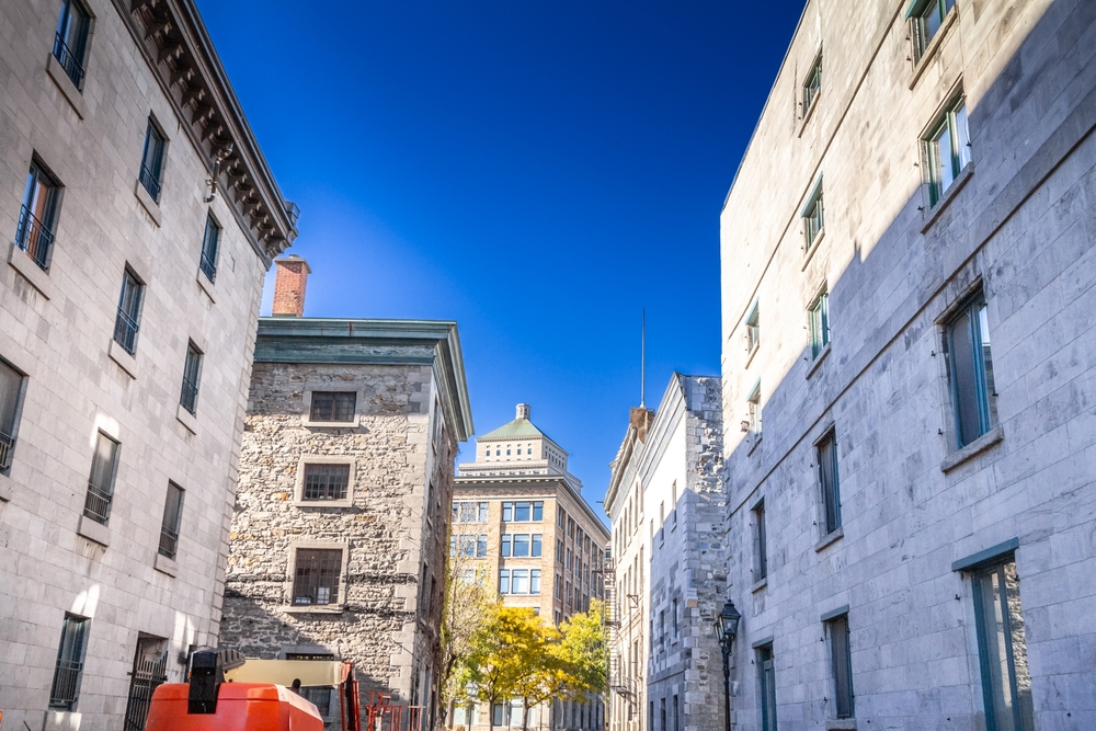 Edificios de piedra y una calle adoquinada en el Viejo Montreal