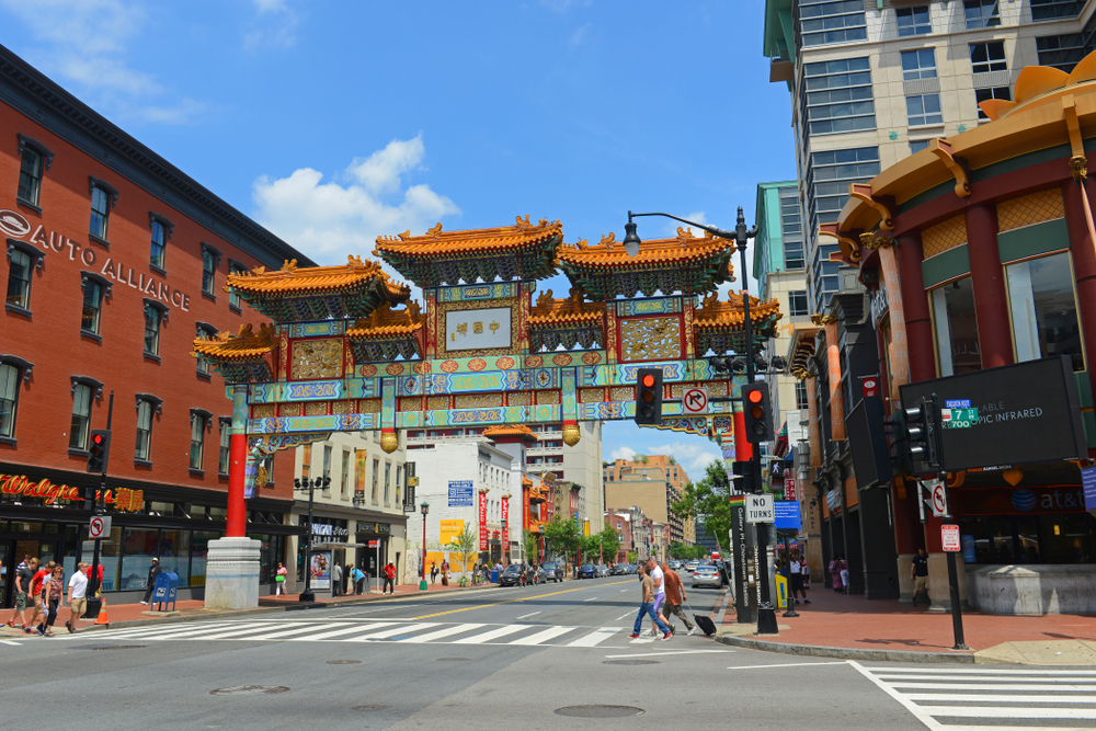 ¿Dónde alojarse en Washington D. C.? Las 6 mejores zonas y buenos hoteles 9 El Friendship Archway sobre H Street, en el Chinatown de Penn Quarter