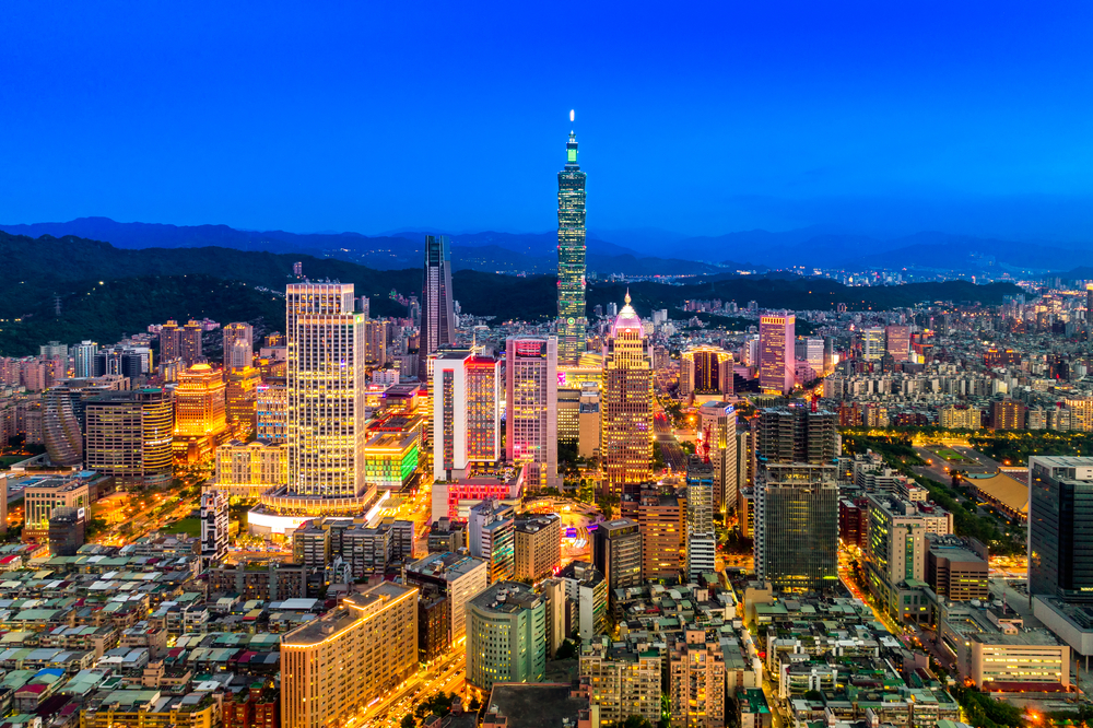 ¿Dónde alojarse en Taipéi? Las 6 mejores zonas y buenos hoteles 13 El Taipei 101 y una calle concurrida del distrito de negocios de Xinyi en Taipéi