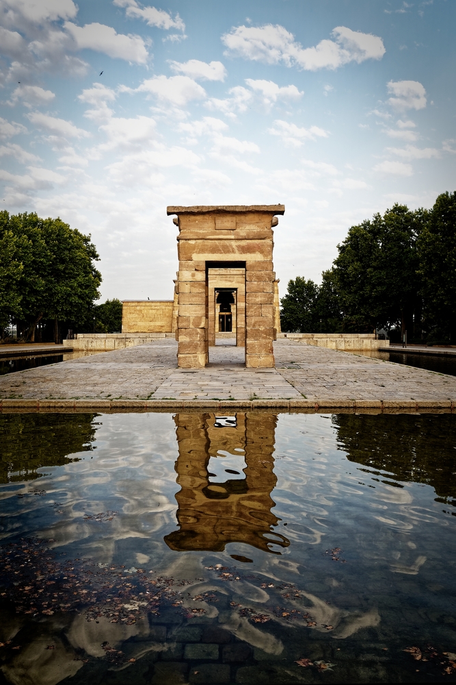 Qué ver en Madrid: las 18 mejores cosas que hacer 28 El Templo de Debod en Madrid reflejado en su estanque