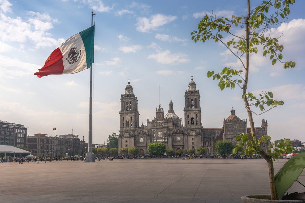 ¿Dónde alojarse en Ciudad de México? Las 6 mejores zonas y buenos hoteles 11 El Zócalo con la bandera de México y la catedral en el Centro Histórico de Ciudad de México