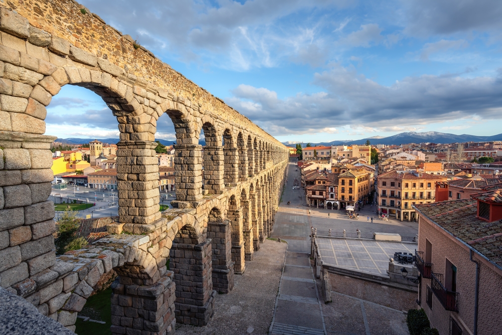 Qué ver en Madrid: las 18 mejores cosas que hacer 34 El acueducto romano sobre la plaza del Azoguejo en Segovia