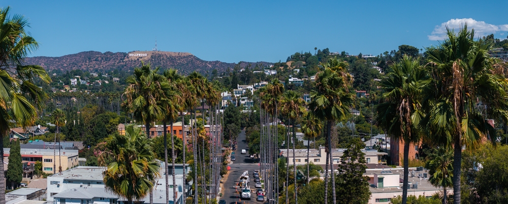 El barrio de Hollywood desde el aire con el letrero de Hollywood en la ladera
