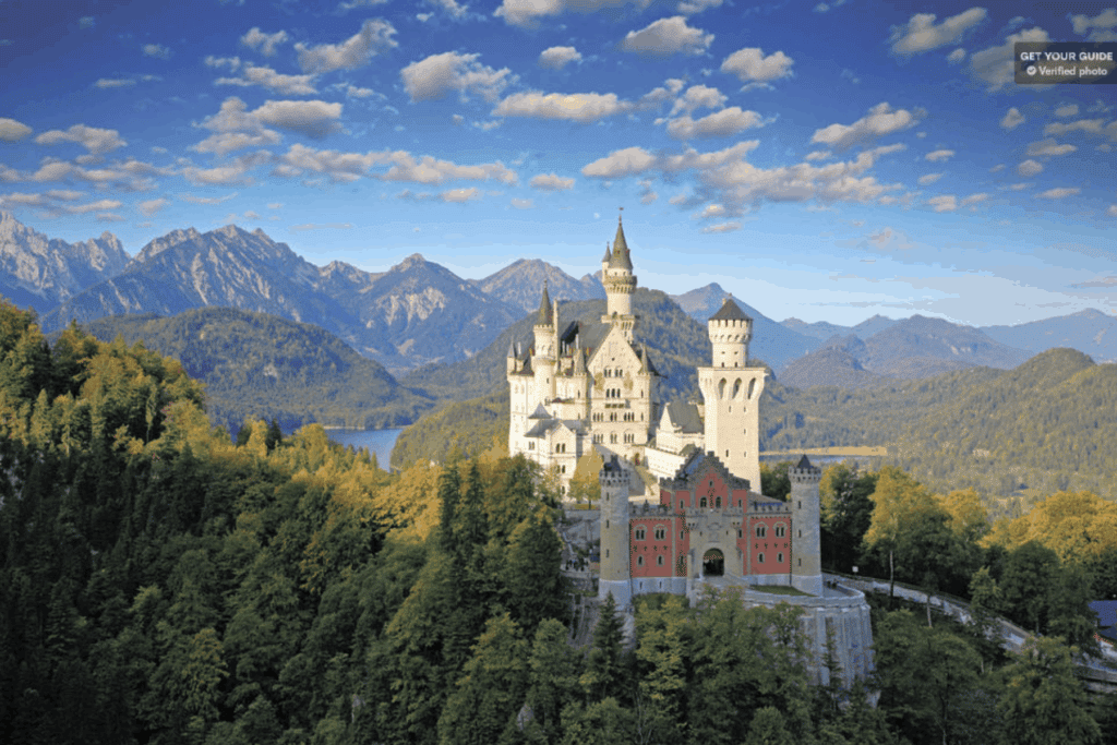 Qué ver en Múnich: las 18 mejores cosas que hacer 36 El castillo de cuento de hadas de Neuschwanstein entre montañas cerca de Füssen, en Baviera