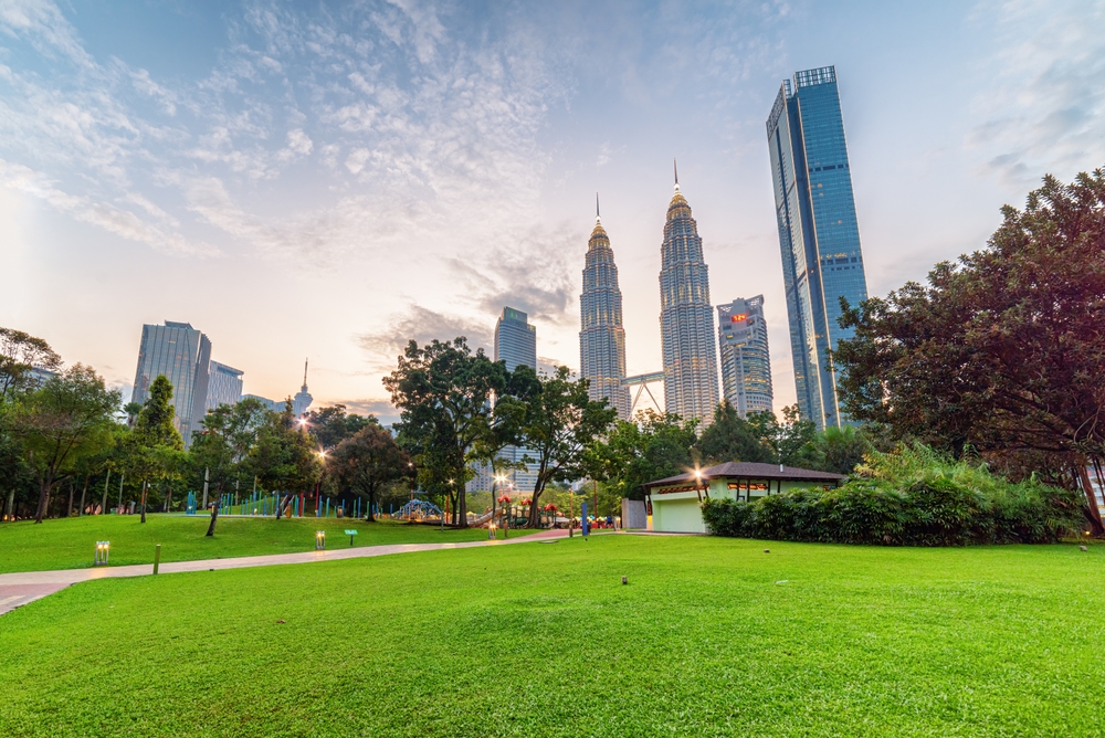 Del aeropuerto de Kuala Lumpur al centro - guía de transporte 12 El césped del KLCC Park con las Torres Petronas al fondo