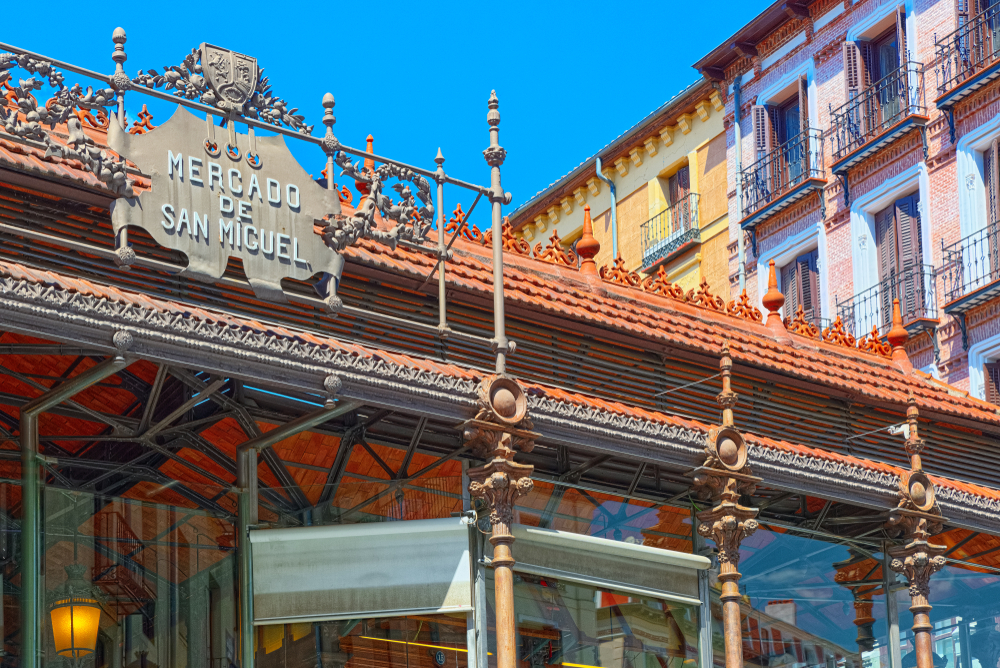 Qué ver en Madrid: las 18 mejores cosas que hacer 29 El edificio cubierto del Mercado de San Miguel en Madrid