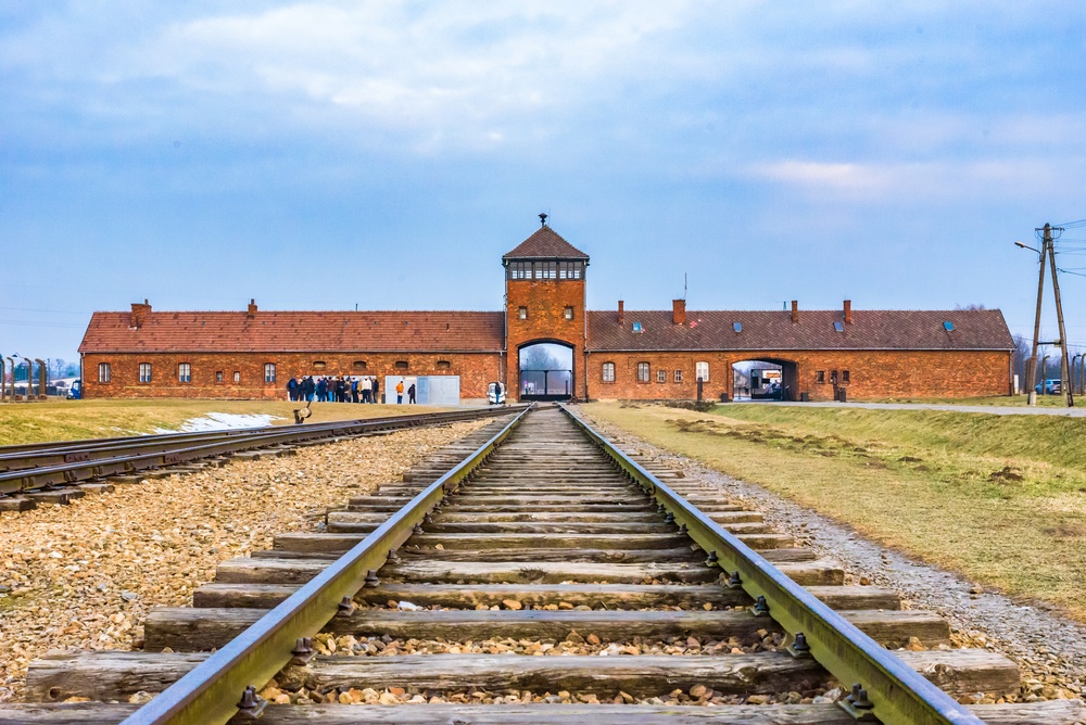 Qué ver en Cracovia: las 18 mejores cosas que hacer 33 El edificio de entrada y las vías del tren en Auschwitz-Birkenau vistos desde el interior del campo