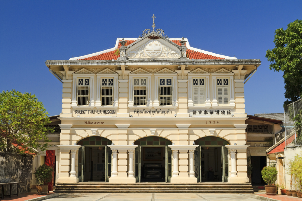 El edificio sino-portugués del Phuket Thaihua Museum en Krabi Road