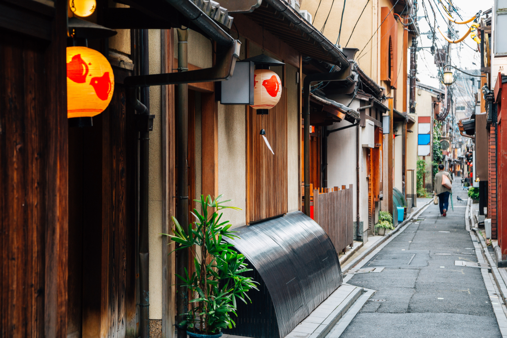 ¿Dónde alojarse en Kioto? Las 5 mejores zonas y buenos hoteles 8 El estrecho callejón de restaurantes Pontocho junto a Kawaramachi en Kioto