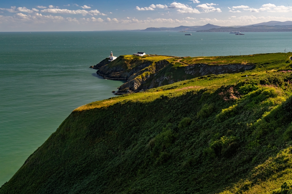 El faro Baily en los acantilados de Howth, al norte de Dublín