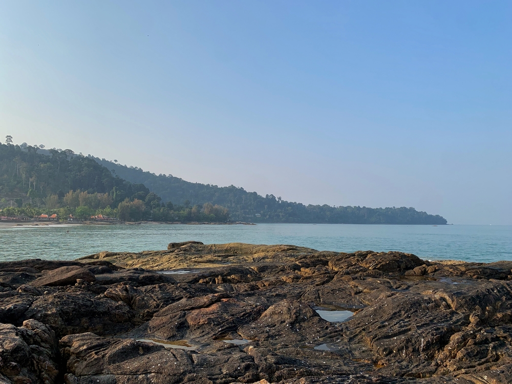 El faro de la playa de Nang Thong en Khao Lak