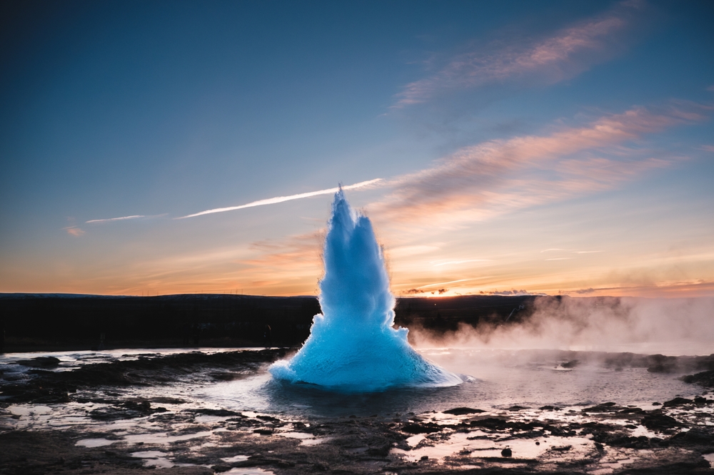 ¿Dónde alojarse en Islandia? Las 7 mejores zonas y buenos hoteles 11 El géiser Strokkur en erupción en Geysir, en el Círculo Dorado