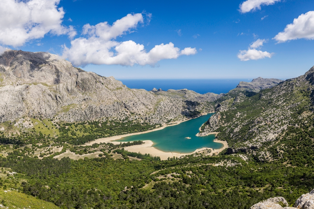El lago Gorg Blau y el Puig Major en la Serra de Tramuntana, en Mallorca