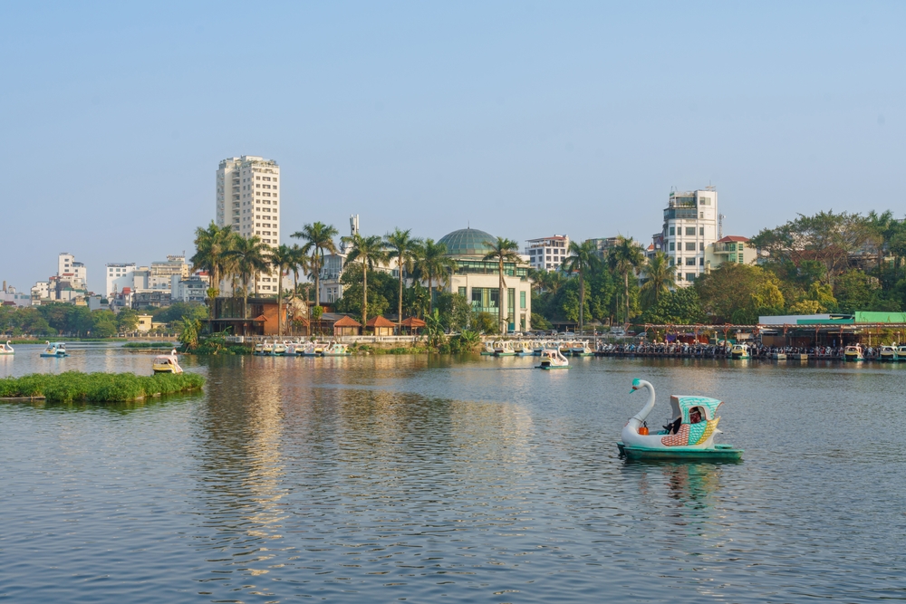 El lago Truc Bach en Hanói con las casas de la ciudad a lo largo de la orilla