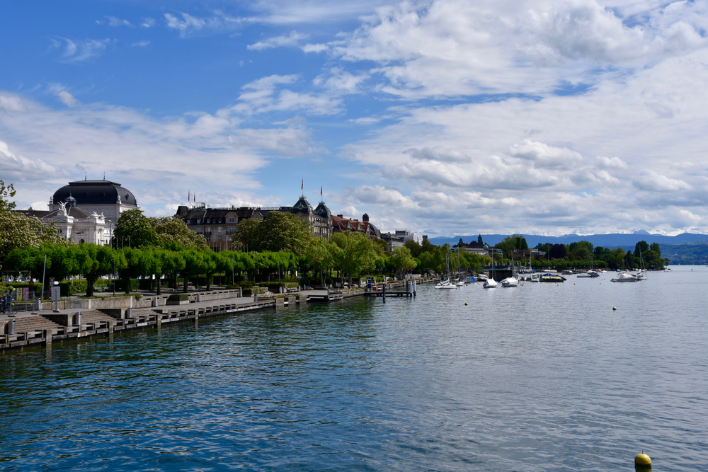 ¿Dónde alojarse en Zúrich? Las 6 mejores zonas y buenos hoteles 10 El lago de Zúrich con Seefeld y la Ópera en un día de verano