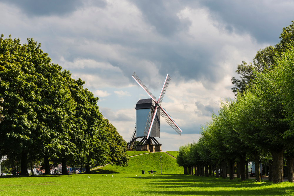 ¿Dónde alojarse en Brujas? Las 5 mejores zonas y buenos hoteles 10 El molino Sint-Janshuismolen en las antiguas murallas junto a Kruisvest, en el barrio de Sint-Anna de Brujas