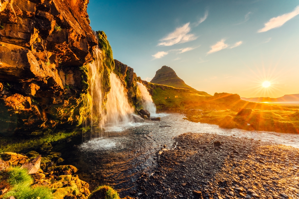 ¿Dónde alojarse en Islandia? Las 7 mejores zonas y buenos hoteles 16 El monte Kirkjufell y la cascada Kirkjufellsfoss en Snæfellsnes al amanecer