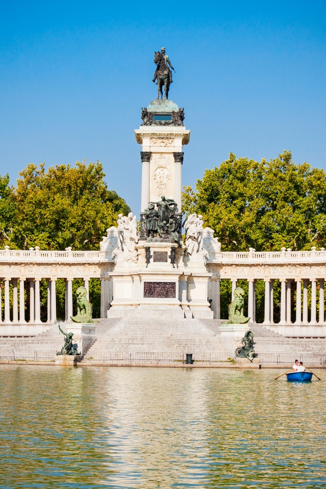 Qué ver en Madrid: las 18 mejores cosas que hacer 21 El monumento a Alfonso XII junto al Estanque Grande en el parque del Retiro de Madrid