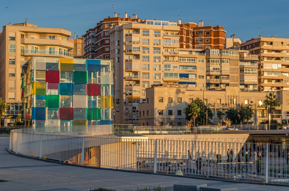 El paseo del Muelle Uno en Málaga con el cubo de cristal El Cubo del Centre Pompidou al fondo