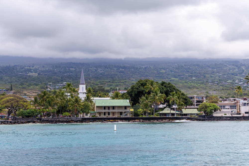 El paseo marítimo de Kailua-Kona con palmeras y una iglesia