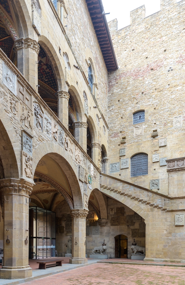 Qué ver en Florencia: las 20 mejores cosas que hacer 33 El patio del Museo del Bargello en Florencia