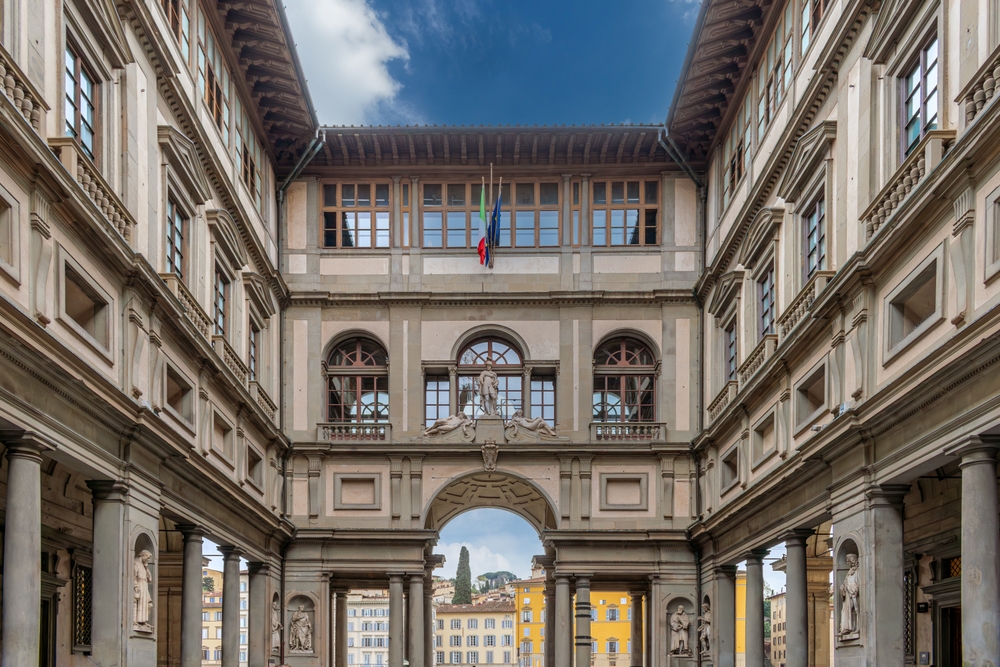 Qué ver en Florencia: las 20 mejores cosas que hacer 25 El patio porticado de la Galería Uffizi en Florencia