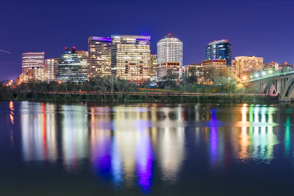 ¿Dónde alojarse en Washington D. C.? Las 6 mejores zonas y buenos hoteles 14 El perfil urbano de Rosslyn junto al río Potomac al anochecer