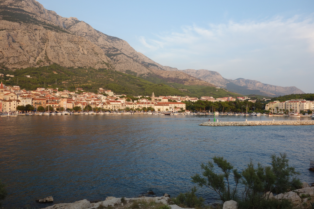 El puerto de Makarska con el macizo de Biokovo al fondo