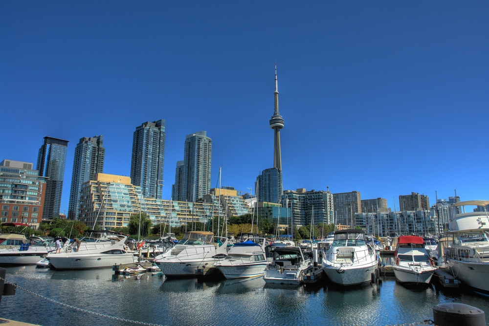 ¿Dónde alojarse en Toronto? Las 6 mejores zonas y buenos hoteles 14 El puerto deportivo Marina Quay West en Queens Quay, en el Harbourfront de Toronto, con la CN Tower al fondo