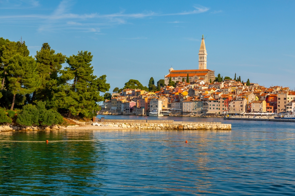 El puerto y el casco antiguo de Rovinj con la iglesia de Santa Eufemia en lo más alto