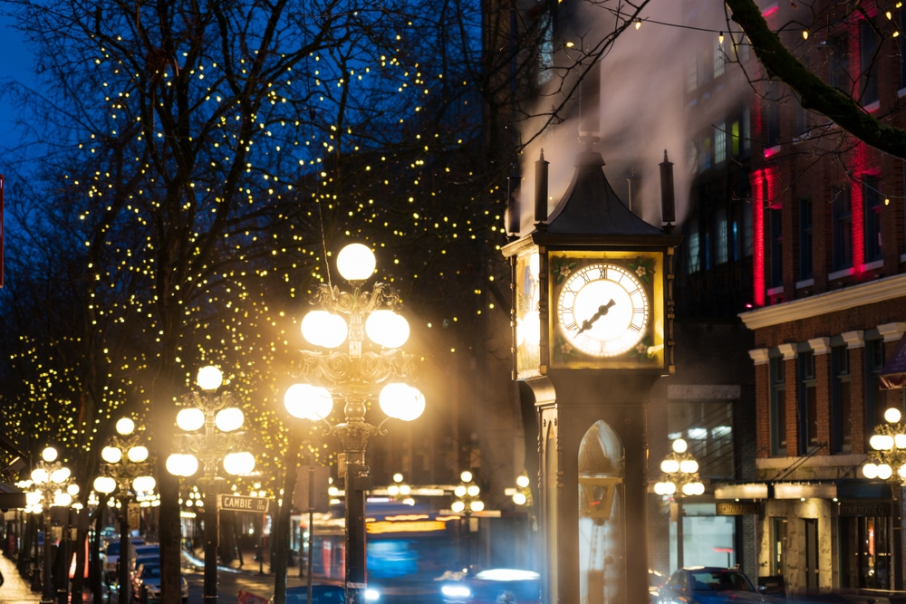 ¿Dónde alojarse en Vancouver? Las 6 mejores zonas y buenos hoteles 9 El reloj de vapor de Gastown en la esquina de Cambie y Water Street, en Vancouver, al anochecer