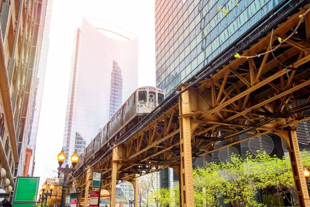 El tren elevado atraviesa The Loop en Chicago en un día de primavera