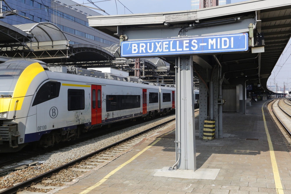 Vías y trenes en la estación Bruxelles-Midi de Bruselas