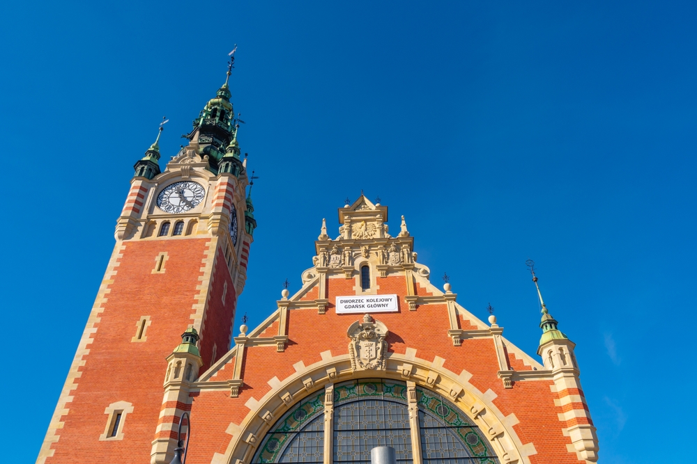 Del aeropuerto de Gdansk al centro - guía de transporte 7 La estación central Gdańsk Główny con su torre, en Gdansk