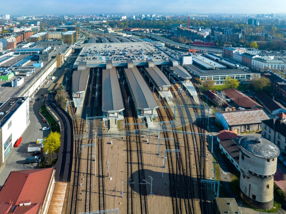 Del aeropuerto de Cracovia al centro - guía de transporte 13 La estación central Kraków Główny de Cracovia con sus andenes cubiertos