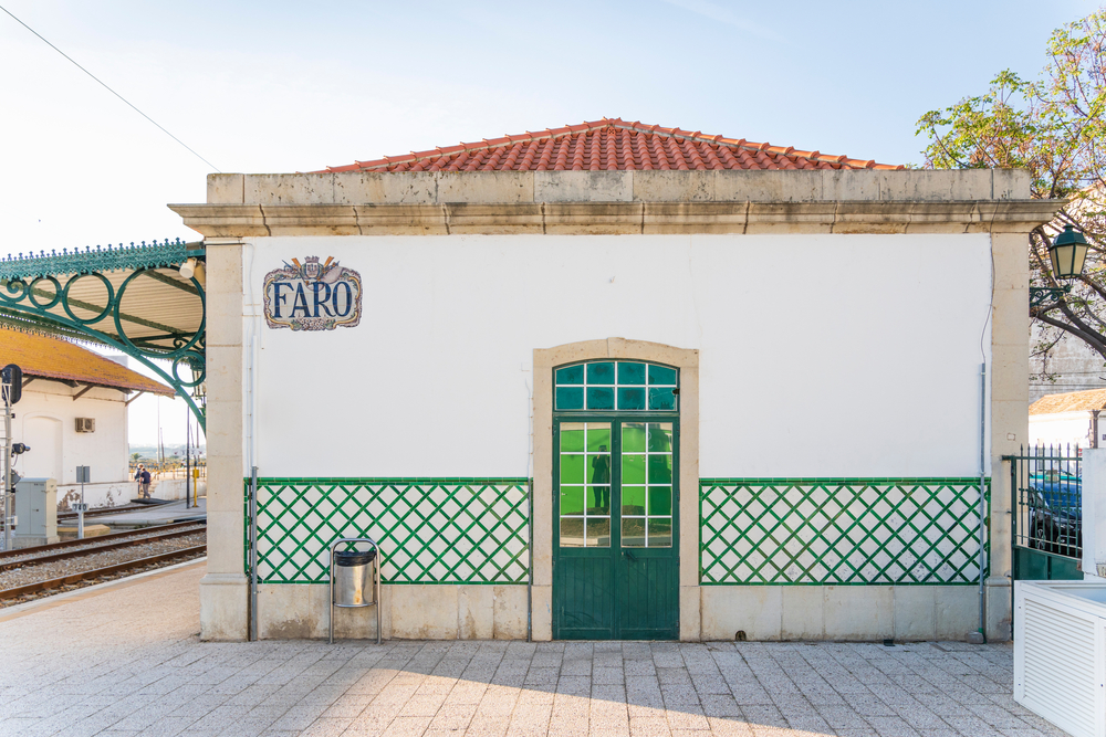 El edificio blanco de la estación de Faro, en el Algarve