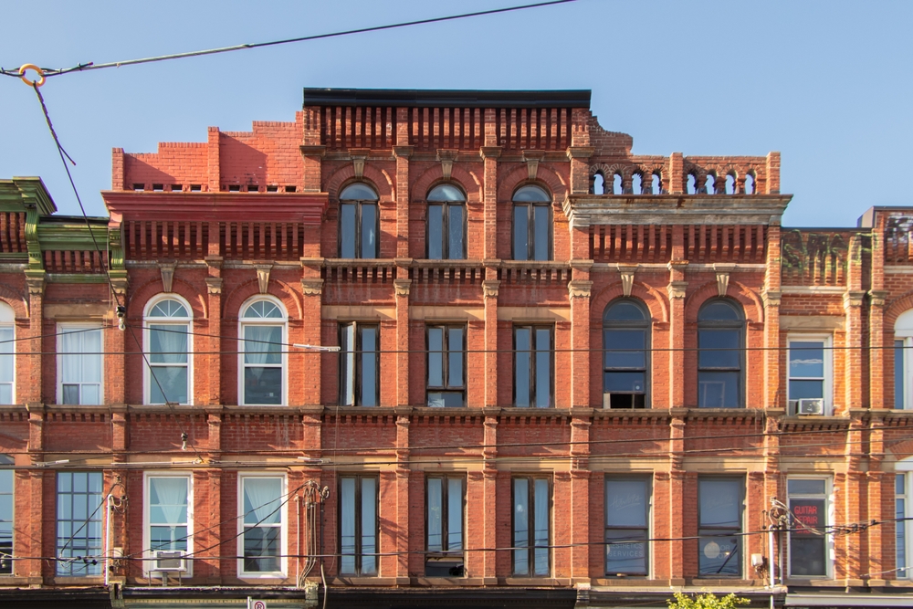 ¿Dónde alojarse en Toronto? Las 6 mejores zonas y buenos hoteles 13 Fachada de un edificio antiguo en Queen Street West, Toronto