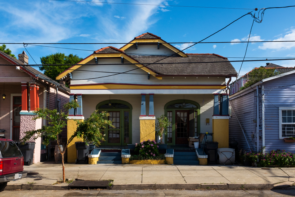 ¿Dónde alojarse en Nueva Orleans? Las 5 mejores zonas y buenos hoteles 11 Fachada de una colorida casa tradicional de Marigny, en Nueva Orleans