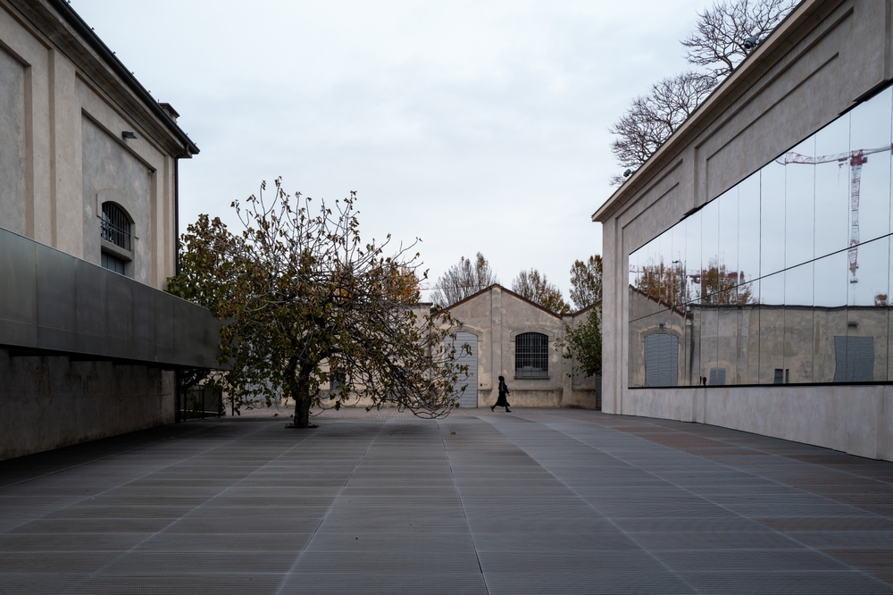 Qué ver en Milán: 20 lugares, museos y excursiones 34 Fondazione Prada en Milán con el reflejo de la torre en el agua